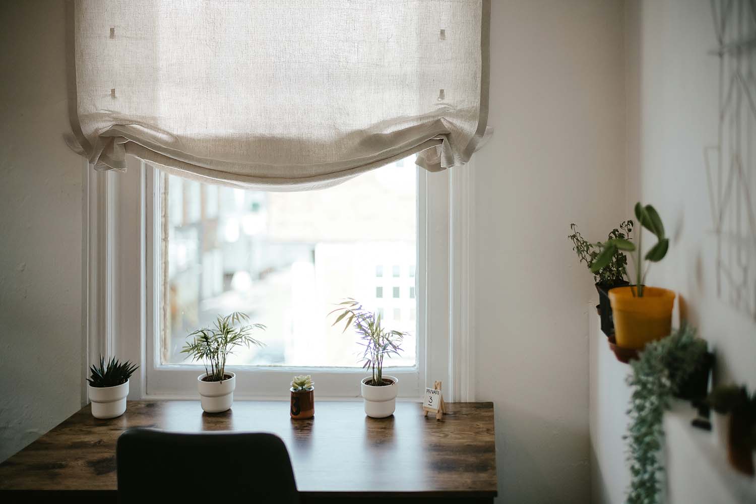 구다모 이탈리아 린넨 로만쉐이드 커튼, 거실 침실 서재 주방 등 다양한 공간에 어울리는 내추럴 헴프 오트밀 릴랙스 디자인의 맞춤제작 리넨 로만쉐이드
