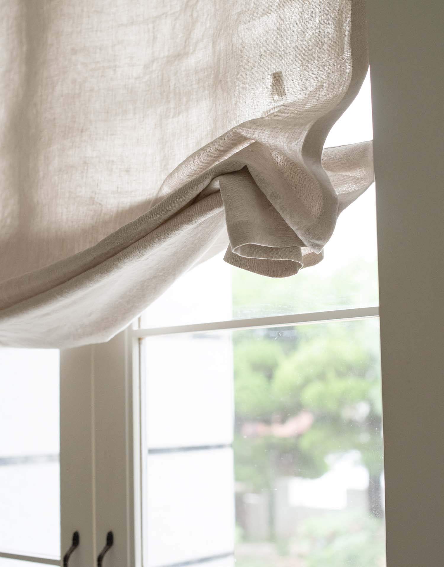 구다모 린넨 로만쉐이드 커튼, 햇살이 부드럽게 스며드는 내추럴 헴프 오트밀 톤의 릴랙스 디자인으로 거실과 침실 인테리어에 고급스러운 분위기를 더하는 맞춤제작 리넨 커튼