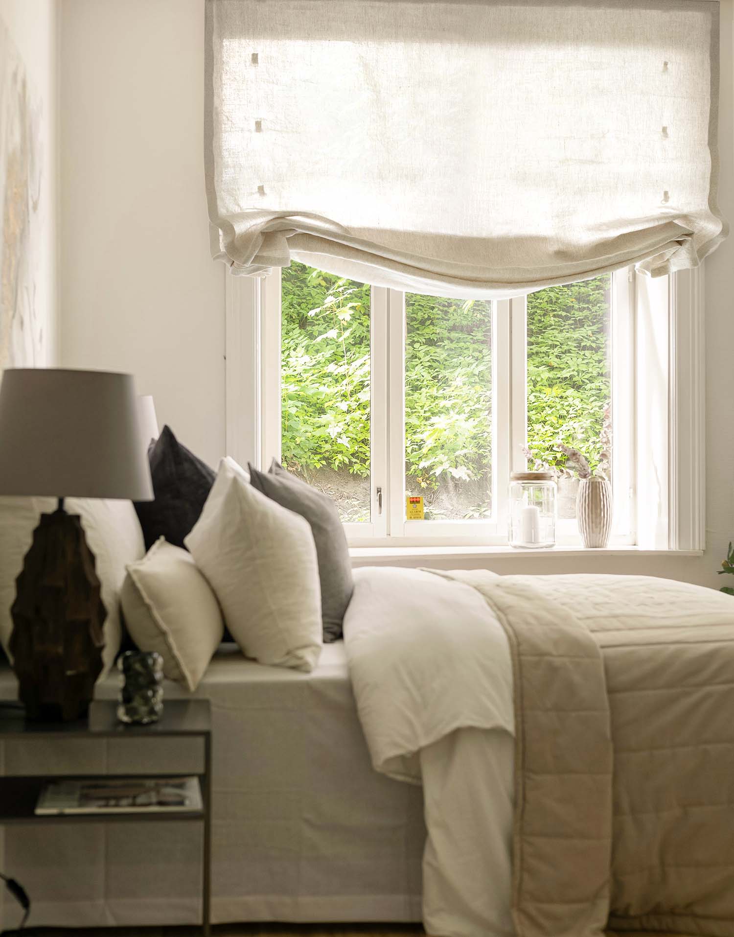 구다모 린넨 로만쉐이드 커튼, 햇살이 부드럽게 스며드는 내추럴 헴프 오트밀 톤의 릴랙스 디자인으로 거실과 침실 인테리어에 고급스러운 분위기를 더하는 맞춤제작 리넨 커튼