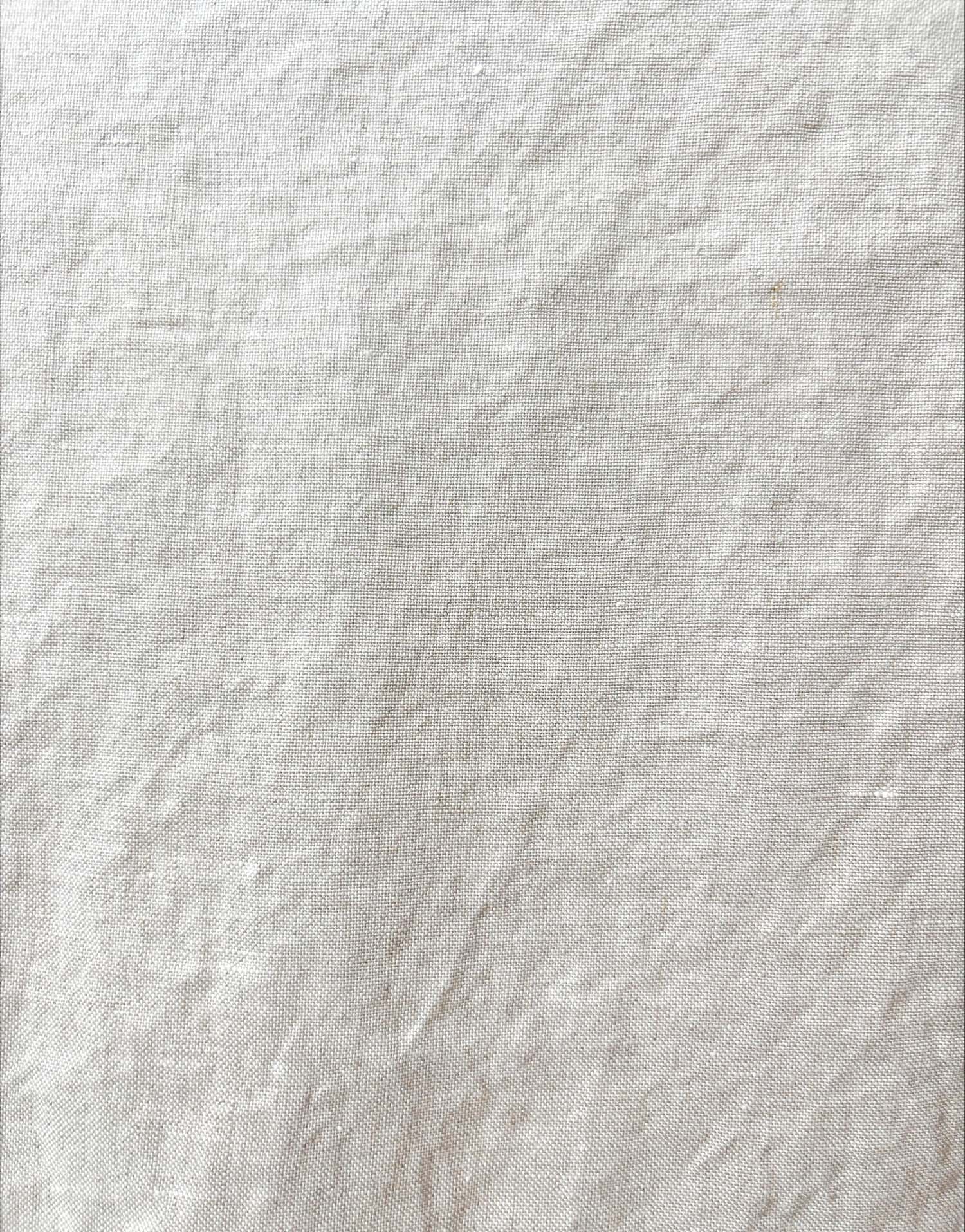 구다모 린넨 로만쉐이드 커튼, 햇살이 부드럽게 스며드는 내추럴 헴프 오트밀 톤의 릴랙스 디자인으로 거실과 침실 인테리어에 고급스러운 분위기를 더하는 맞춤제작 리넨 커튼