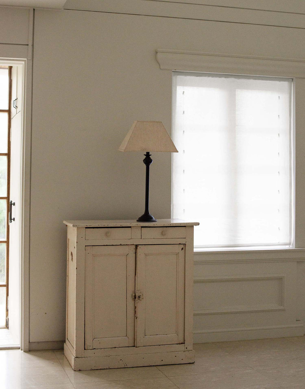 구다모 유럽 수입 이탈리아 린넨 로만쉐이드 커튼, 헴프 화이트 베이지 아이보리 톤의 릴랙스 디자인으로 내추럴하고 세련된 거실과 침실 인테리어를 완성하는 맞춤제작 커튼
