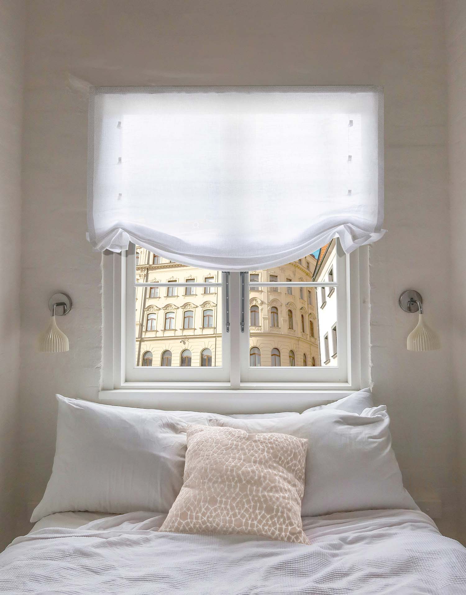 구다모 린넨 로만쉐이드 커튼, 햇살이 부드럽게 스며드는 내추럴 헴프 화이트 톤의 릴랙스 디자인으로 거실과 침실 인테리어에 고급스러운 분위기를 더하는 맞춤제작 리넨 커튼