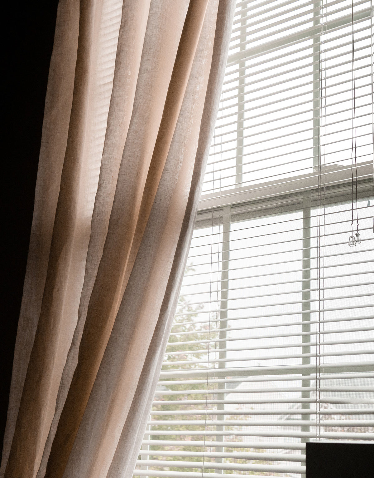 이태리 리넨 세미 오패크 커튼 마르코니 에크루 자연광을 부드럽게 정리하는 내추럴 린넨 커튼
