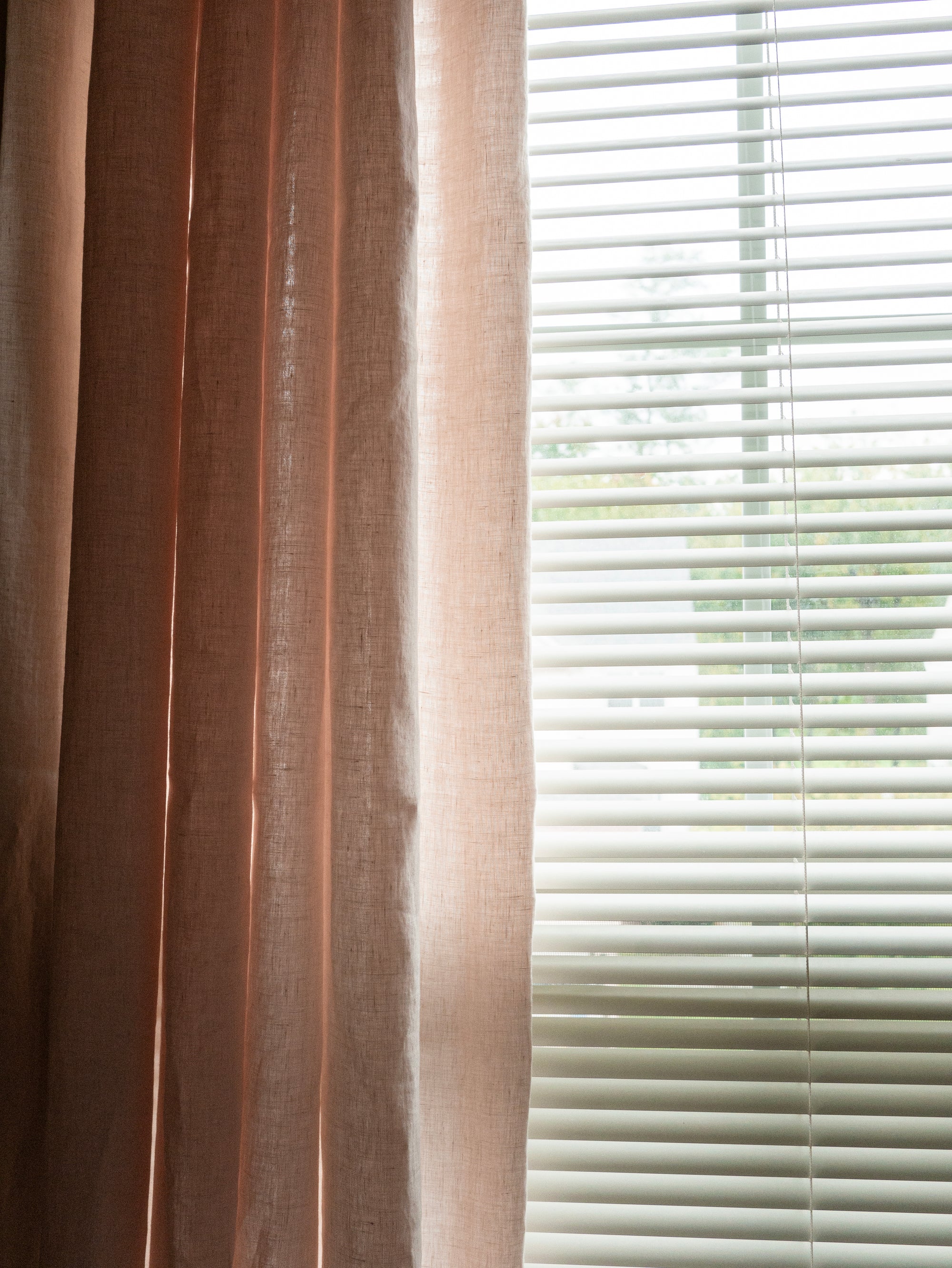 이태리 리넨 세미 오패크 커튼 마르코니 에크루 자연광을 부드럽게 정리하는 내추럴 린넨 커튼