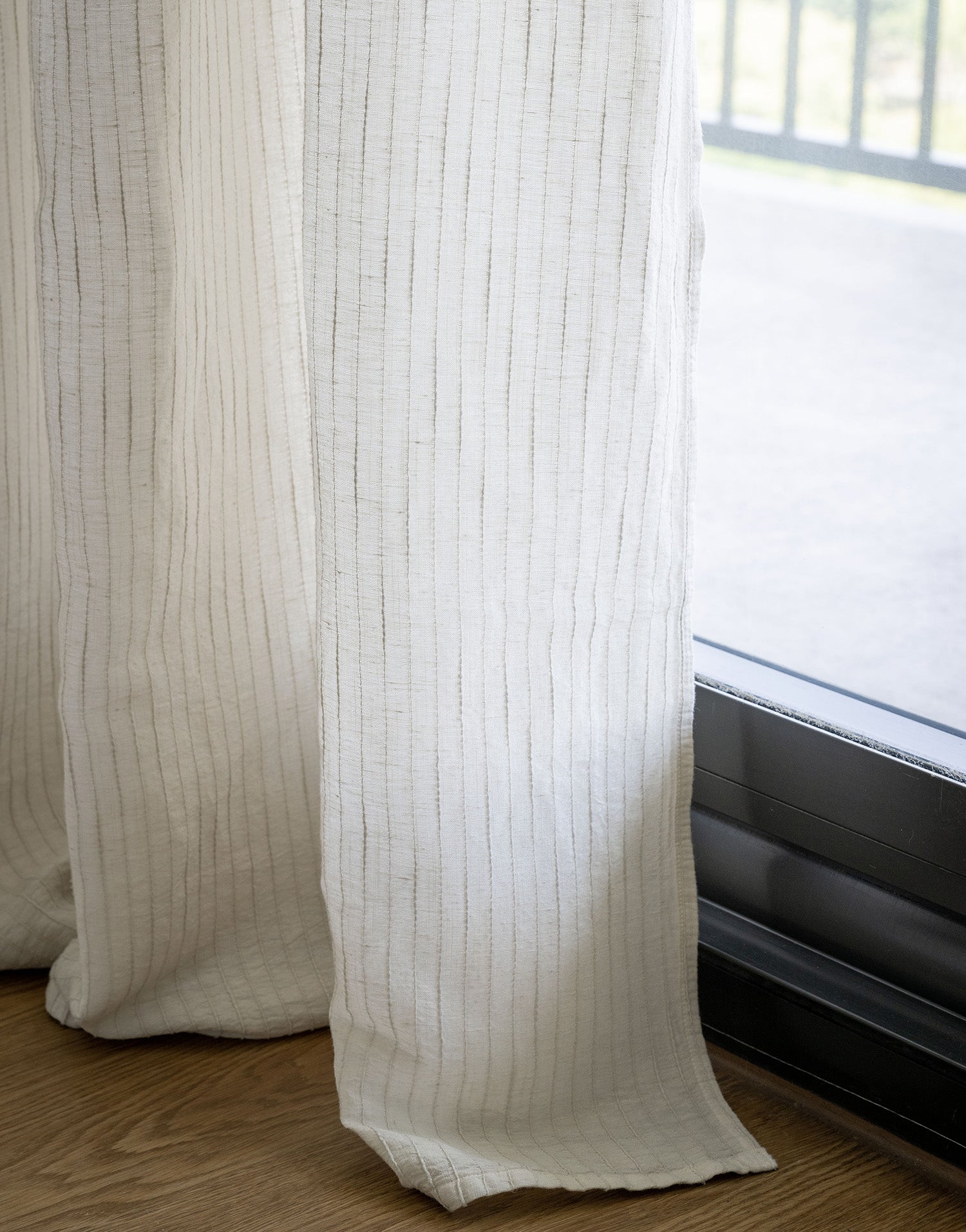 이탈리아 수입 프리미어 린넨 세미 오패크 중간 두께 커텐 맞춤제작 빛조절 사생활 보호 스트라이프 줄무늬 패턴 리넨 커튼